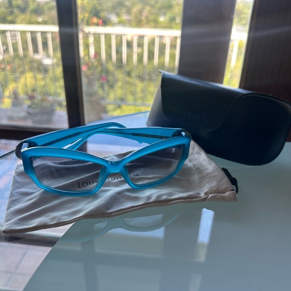 Authentic Luis Vuitton blue sunglasses Great condition. Barely worn! - Picture 5 of 5